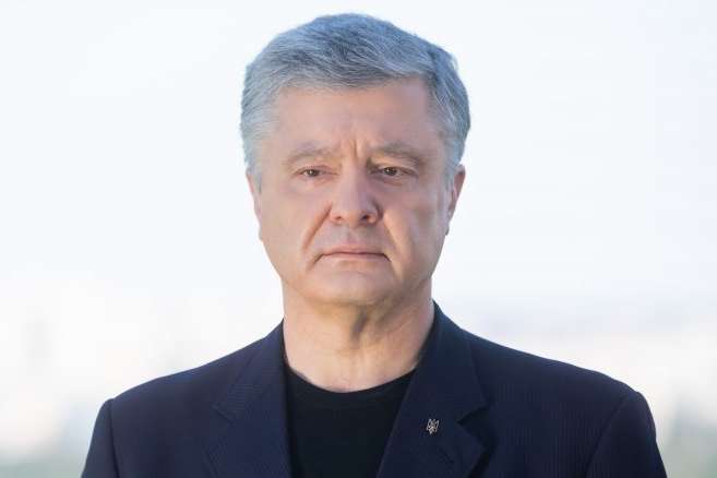 <p>«Закріплення в Основному законі – Конституції України – курсу на європейську та євроатлантичну інтеграцію стало запобіжником від геополітичного розвороту нашої держави» - Порошенко</p> - Вимагаємо від влади неухильно дотримуватися Конституції – особливо в частині прав і свобод, руху до ЄС і НАТО, – Порошенко