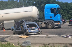 З незрозумілих причин водій вантажівки наздогнав авто ВАЗ, що їхало попереду і протаранив його