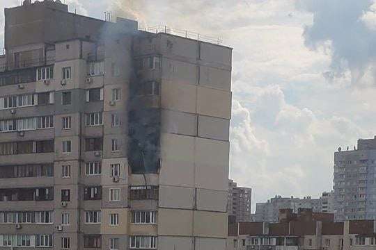 У Києві поруч поруч із будинком, де нещодавно стався вибух, горить багатоповерхівка