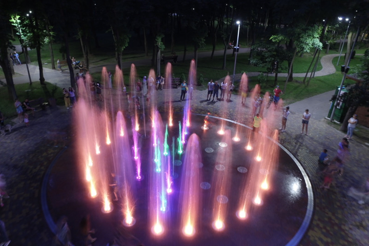 У столиці запрацював новий світло-музичний фонтан (фото)