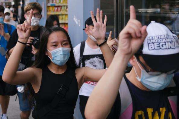 <p>Продемократичні протестувальники у Гонконзі</p> - У Гонконзі знову протести: поліція заарештувала десятки людей