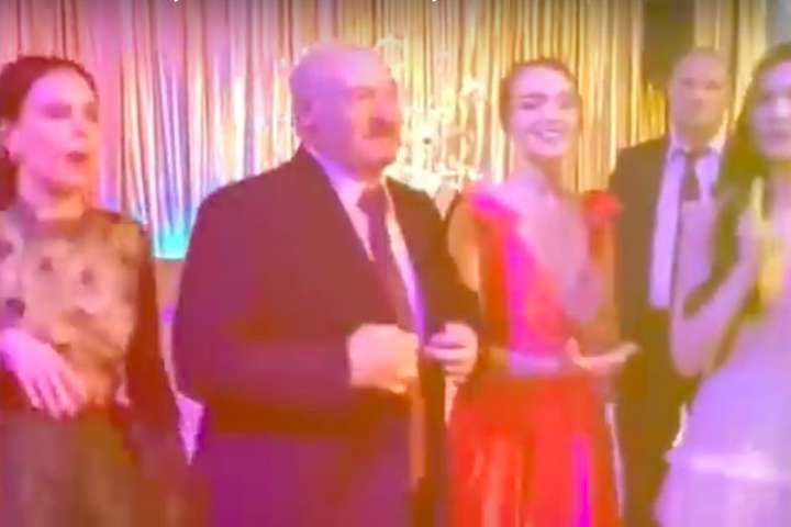 Лукашенко «елегантно» потанцював з випускницями під пісню української співачки (відео)