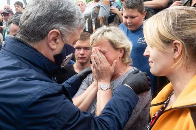 У День Конституції Порошенко привіз на Прикарпаття допомогу постраждалим від повені