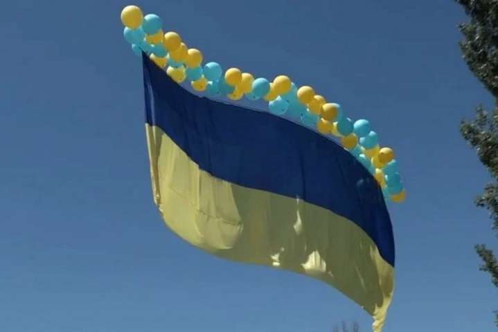 Військові та переселенці запустили прапор України в бік окупованого Донецька