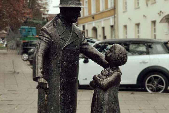 Вандали облили хімікатами пам'ятник лікарю Айболиту у Вільнюсі