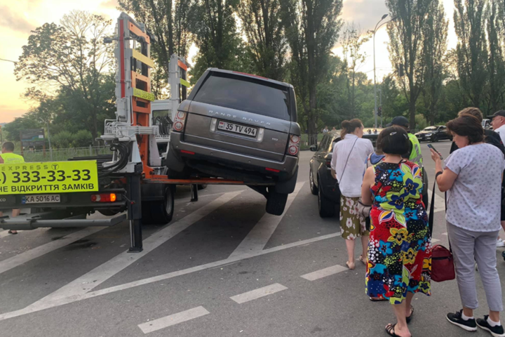 У Києві з евакуатора ледь не впав елітний Range Rover (фото)