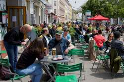  Із середи червня в Австрії скасовано носіння масок при відвідуванні магазинів, закладів харчування та готелів 