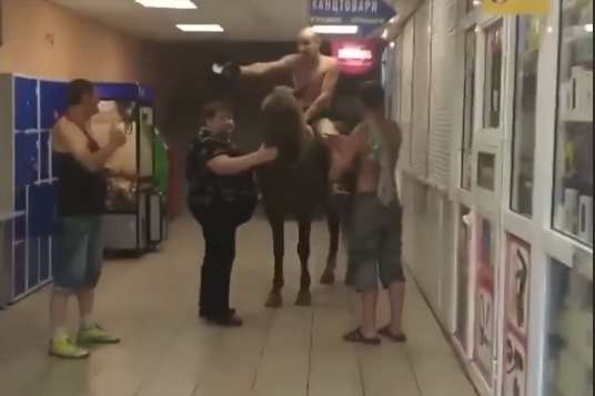 У трусах і на коні: п’яний чоловік верхи приїхав у столичний супермаркет по пиво (відео)