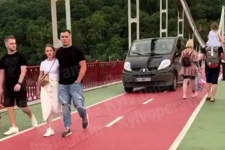 Порушник на Renault їхав пішохідним мостом - На пішохідний міст у Києві виїхав автомобіль (фото, відео)
