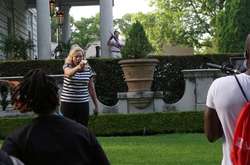 Протести у США: подружжя зі зброєю зустріло темношкірих бунтарів біля свого будинку (відео)