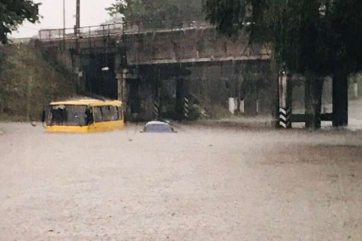Затоплені вулиці та зупинка транспорту: Маріуполь паралізувала злива (відео)