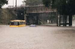 Затоплені вулиці та зупинка транспорту: Маріуполь паралізувала злива (відео)