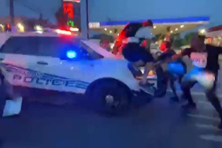 У Детройті поліцейські наїхали автомобілем на натовп протестувальників