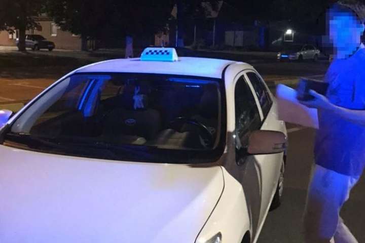 На території «Борисполя» патрульні зловили таксиста «під кайфом»