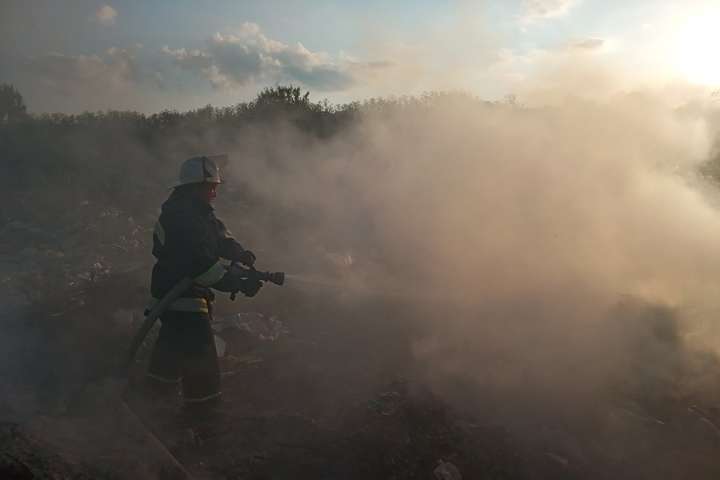 На Київщині горіло стихійне сміттєзвалище (фото)