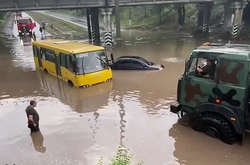 Апокалипсис в Мариуполе: ливень парализовал транспорт и электроснабжение, ветер ломал деревья (фото, видео)