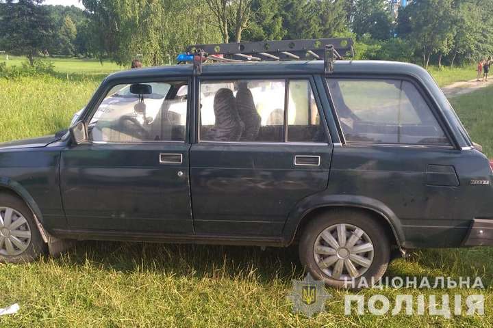 <p>Водій наїхав на відпочивальників біля озера на Львівщині</p> - Біля озера на Львівщині п’яний водій переїхав відпочивальників