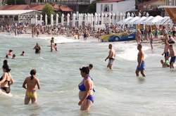 На українських пляжах масово ігнорують масковий режим та соціальне дистанціювання