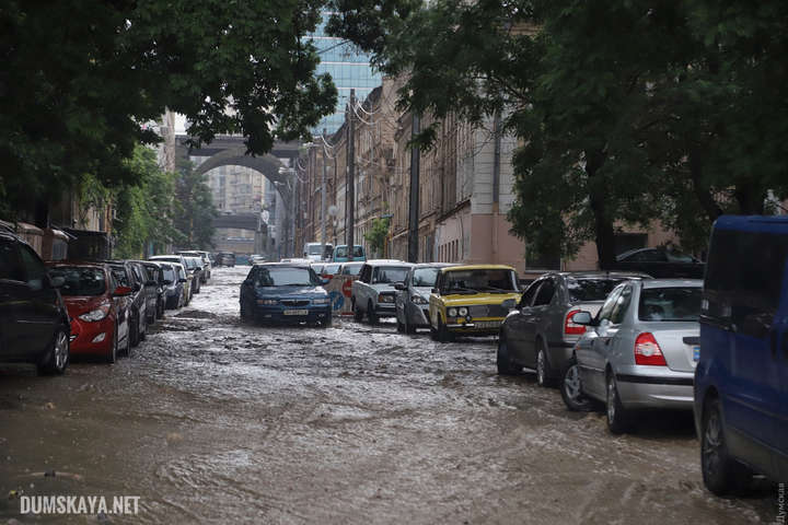 Затоплені вулиці та повалені дерева: Одесу накрила сильна злива