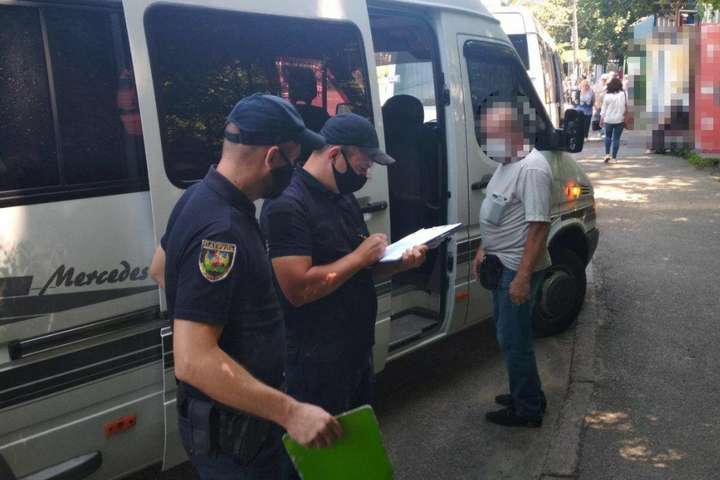 Карантин і транспорт: на Київщині поліція перевіряє маршрутки