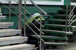 У столиці парочка злодіїв викрала дитячий візок і здала в комісійний магазин (фото)