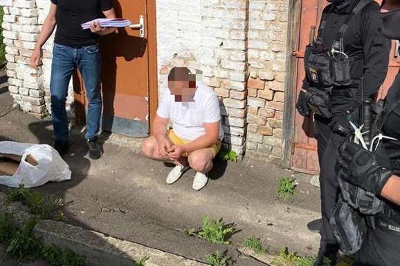 На Рівненщині прокурор взяв хабар у поліцейського ноутбуками