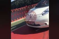 На пішохідний міст у Києві знову виїхав автомобіль (відео)
