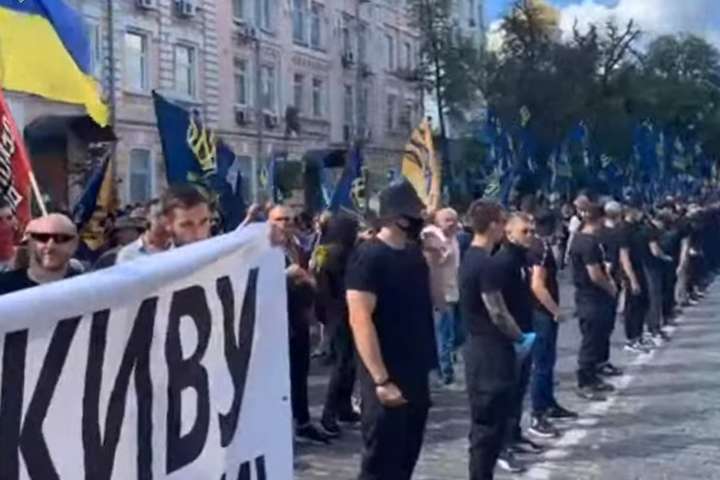 Поліція стягнула сили в центр Києва: вулицями йде колона націоналістів (відео)