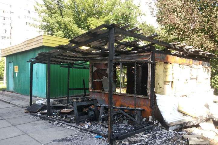 На Дарнице киевляне вынуждены ходить мимо пепелища, где заживо сгорел человек