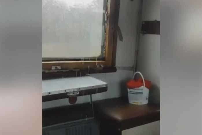 Пасажирів потягу, що їхав до Херсона, залило дощем (відео)