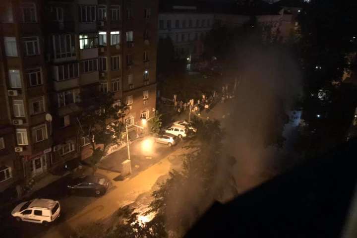 У центрі Києва через прорив труби забив гейзер (відео)
