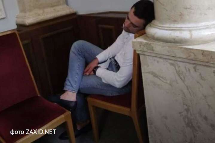 Нардеп от «Слуги народа» проспал целый час на заседании Рады: фотофакт