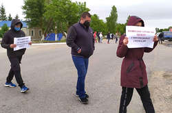 Люди в масках висловлювали незгоду діям Чернівецької ОДА. Після чого поліція склала на них адмінпротоколи за порушення правил карантину