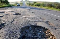 Больше половины Фонда борьбы с Covid-19 отдадут на ремонт дорог. Без тендеров – Луценко