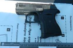 На столичній Троєщині чоловік стріляв у перехожого (фото)