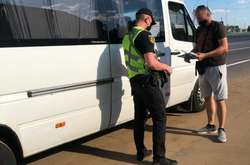 Патрульні складають адміністративні матеріали за допущені водіями порушення вимог законодавства