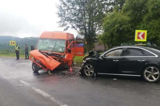 У ДТП на Львівщині постраждали 11 пасажирів мікроавтобусу 