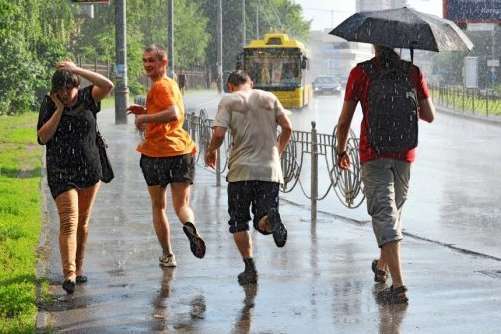 Спека і гроза: синоптики розповіли про погоду в Києві в суботу