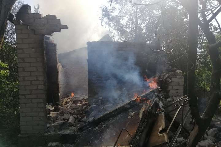 Боевики обстреляли Авдеевку, разрушив два дома