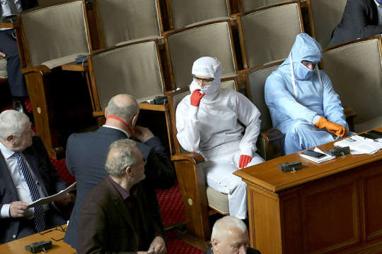 У Болгарії оштрафували 24 депутатів за те, що були без масок у парламенті