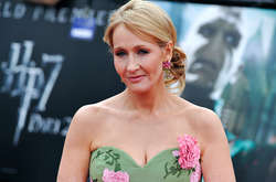 Джоан Роулинг заявила, что менструации бывают только у женщин. Фанаты ей не поверили