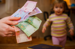 Допомога на дитину в Україні. Скільки платять і що хочуть змінити