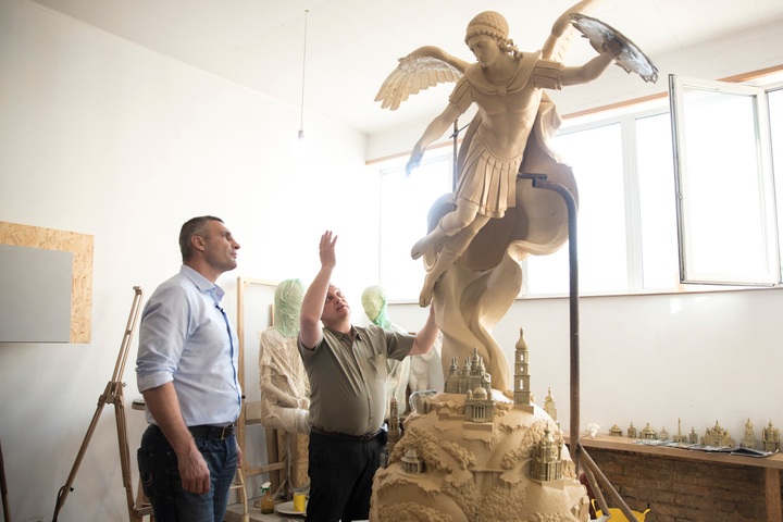 Кличко оприлюднив відео, як створюють скульптуру Архистратига Михаїла, що стане частиною нового фонтану