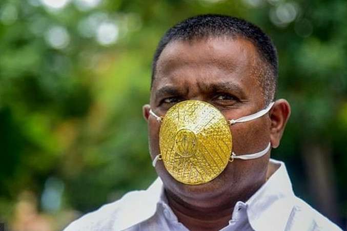В Індії бізнесмен ходить в золотій масці для захисту від коронавірусу (фото)