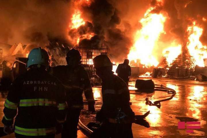 У Баку спалахнула масштабна пожежа на фабриці, лунають вибухи (відео)