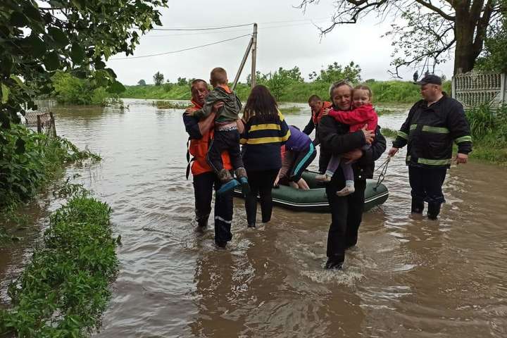 Внаслідок паводків на заході України досі залишаються підтопленими сім населених пунктів