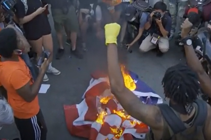 У США протестувальники спалили прапор країни після виступу Трампа
