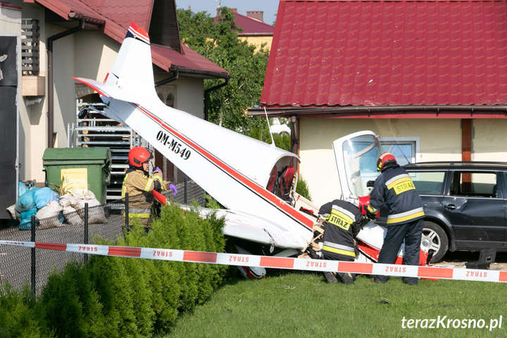 У Польщі спортивний літак впав на приватний будинок (відео)