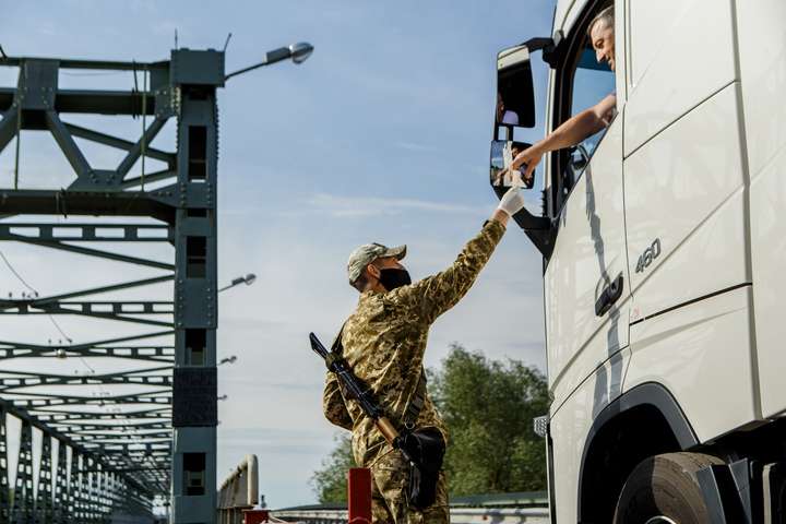 Угорщина дозволила транзит транспортних засобів лише через гуманітарні коридори