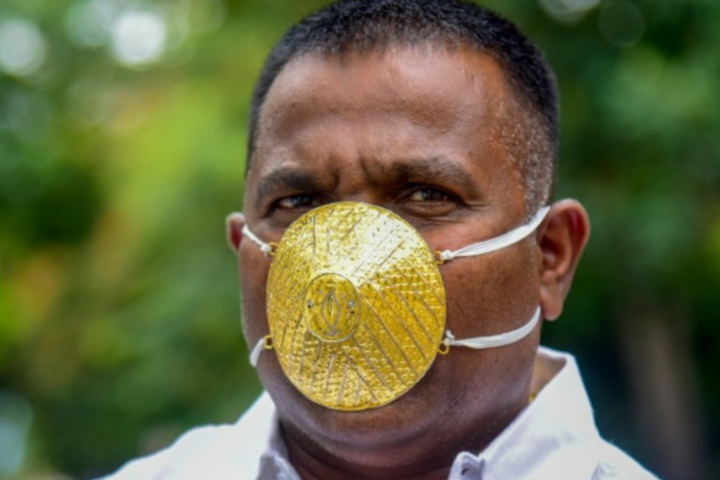 Індійський бізнесмен купив золоту маску, щоб захиститись від коронавірусу